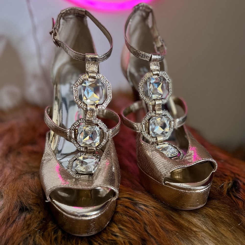 Gianni Bini Size 7 dressy gold platform heels with jewels crystals